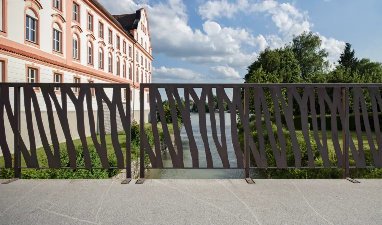Granitbrücke mit Geländer aus foralen Geländer