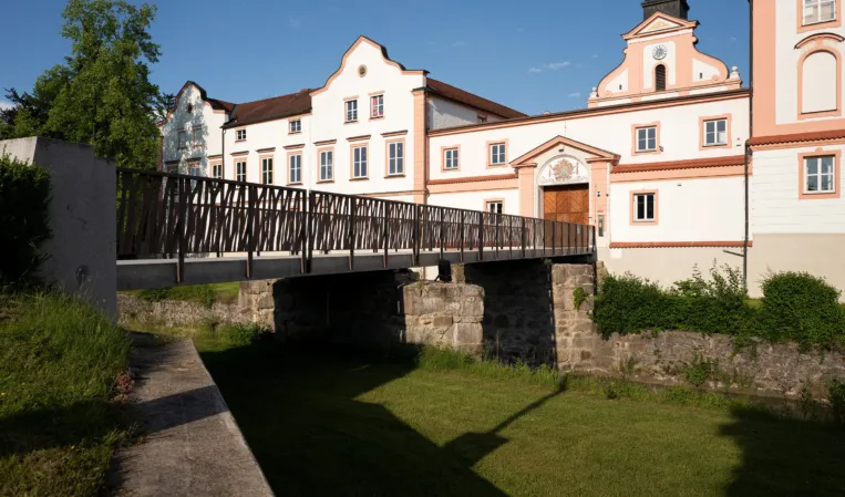 Brücke vor Schloss Neuhaus am Inn