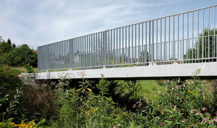 Radwegbrücke aus vorgespannten Granit