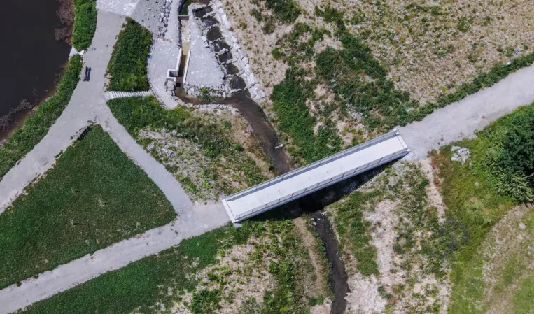 Vogelperspektive einer Brücke über einen Staussee