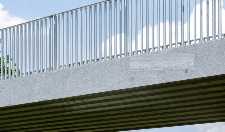 Unteransicht auf eine vorgespannte Granitbrücke