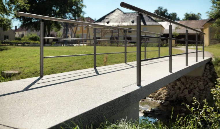 Granitbrücke zu einem Hof