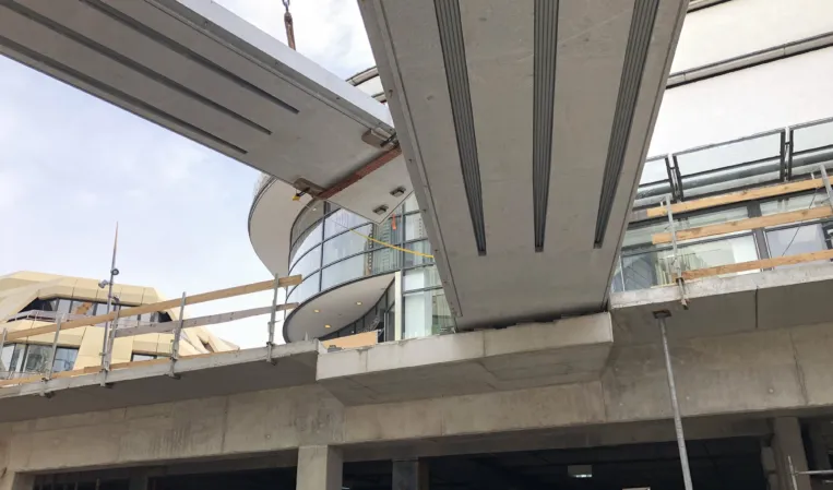 Zwei vorgespannte Granitbrücke werden in einem urbanen Umfeld montiert