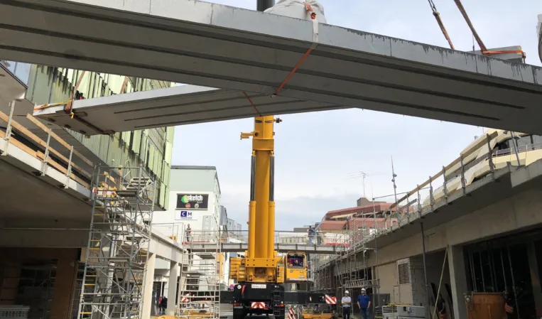Kraneinhub zweier Granitbrücken