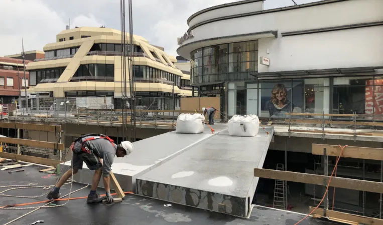 Montage einer Granitbrücke zwischen zwei Gebäuden