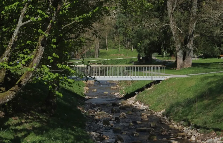 Fußgängerbrücke in einem Park