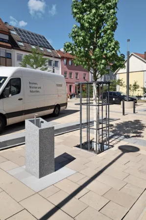 Eckiger Trunkbrunnen aus Granit am Ortsplatz