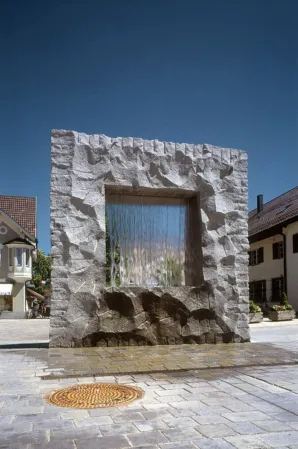 Brunnen als Rahmen mit intergrierten Regenvorhang