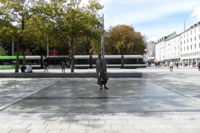 Eine Statue steht in mitten einer Brunnenanlage