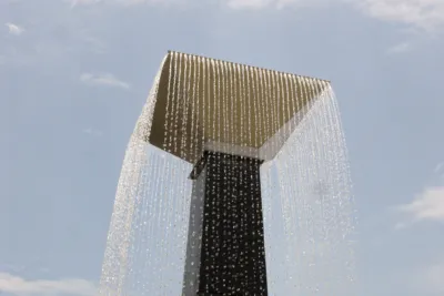 Obelisk mit Wasserfall Effekt