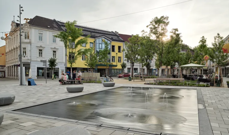 Fontänenfeld aus dunklen Granit