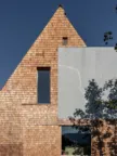 Kusser Waidlerhaus mit Granitwand und Holzschindeln