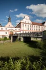 Vorgespannte Granitbrücke vor einem Schloss