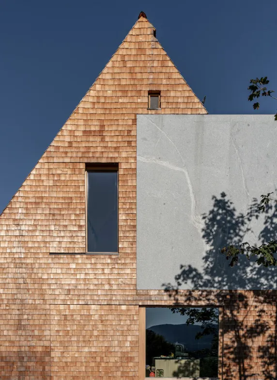 Kusser Waidlerhaus mit Granitwand und Holzschindeln
