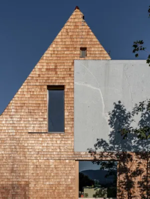 Kusser Waidlerhaus mit Granitwand und Holzschindeln