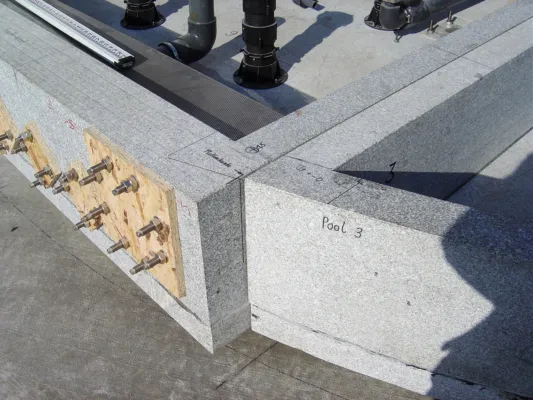 Detailfoto eines Modulverfahren aus massiven Granit