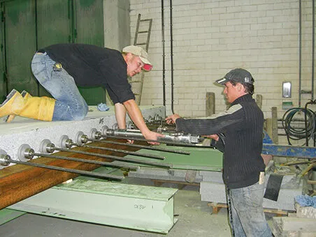 Fertigung einer vorgespannten Granitbrücke