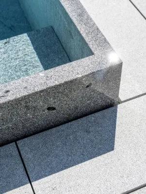 detail view of a Kusserpool with a 10 cm thick pool wall