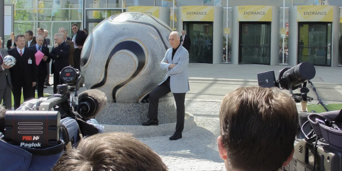 Einweihungsfeier einer schwimmenden Granitkugel mit Franz Beckenbauer