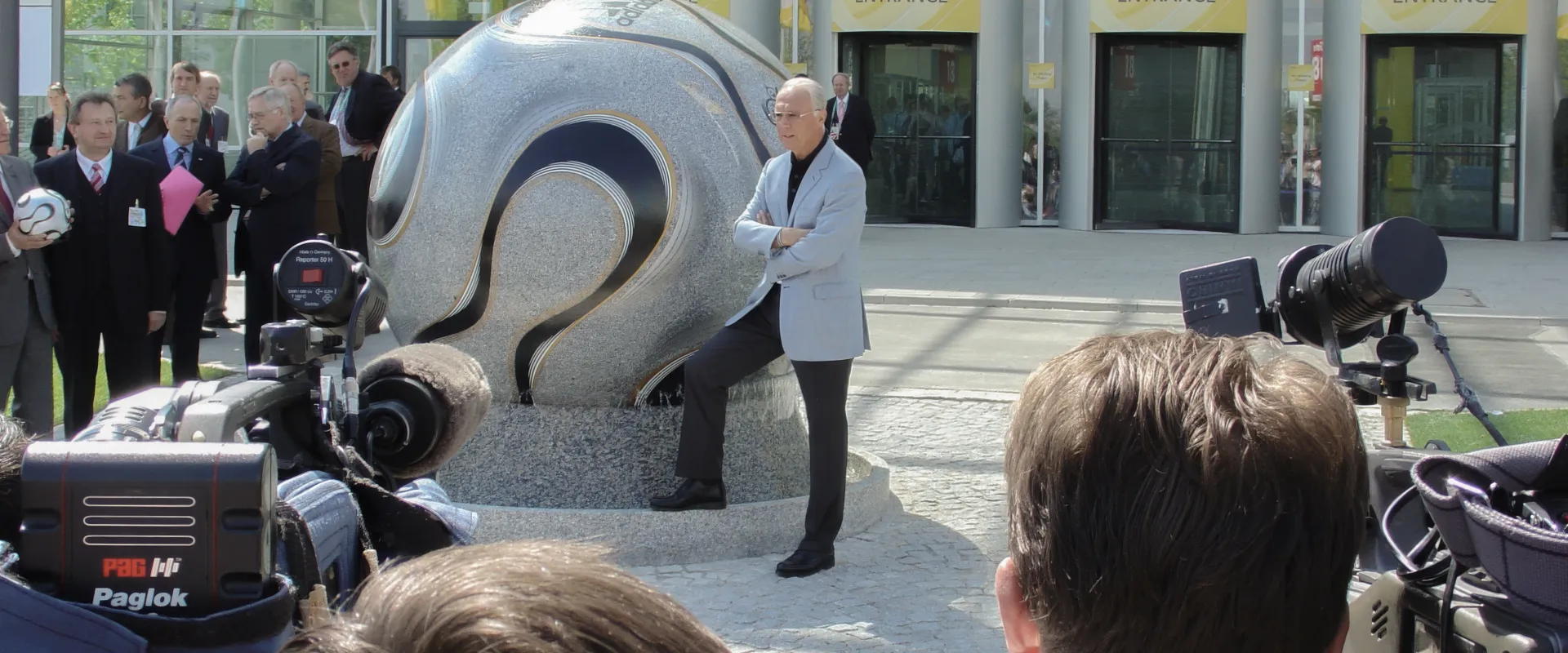 Einweihungsfeier einer schwimmenden Granitkugel mit Franz Beckenbauer