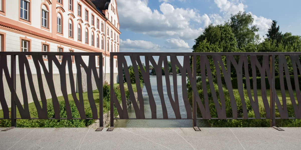 Geländer mit floralem Muster