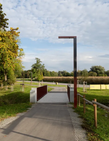 Radwegbrücke in einer ländlichen Umgebung und einer Strassenlaterne
