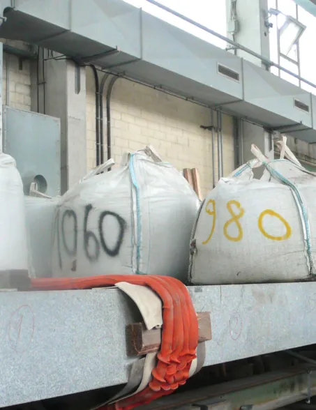 Belastungstest einer Granitbrücke mittels schweren Bigbags