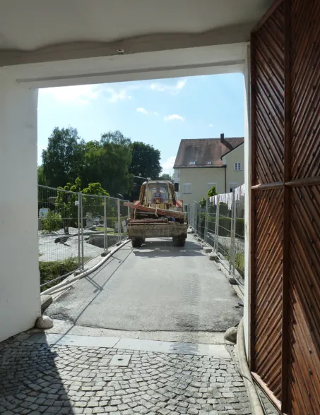 Vorherbild der Brücke vor dem Schloss Neuhaus am Inn