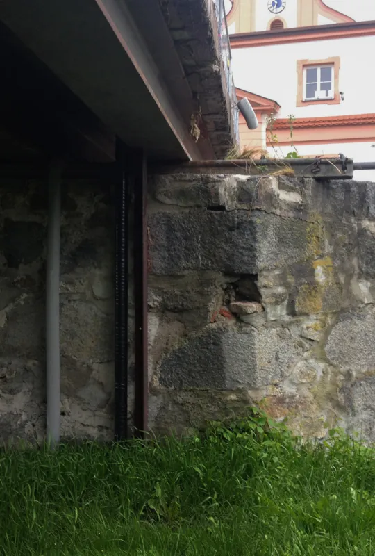 alter Brückenpfeiler der Grantibrücke vor Schloss Neuhaus am Inn
