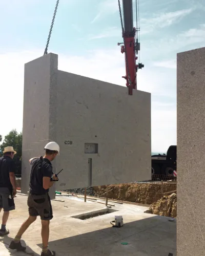 Montage einer massiven Granitwand in einem Wohnbau