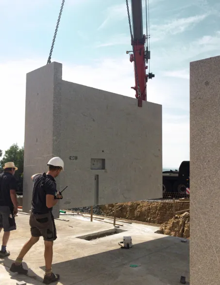 Montage einer massiven Granitwand in einem Wohnbau