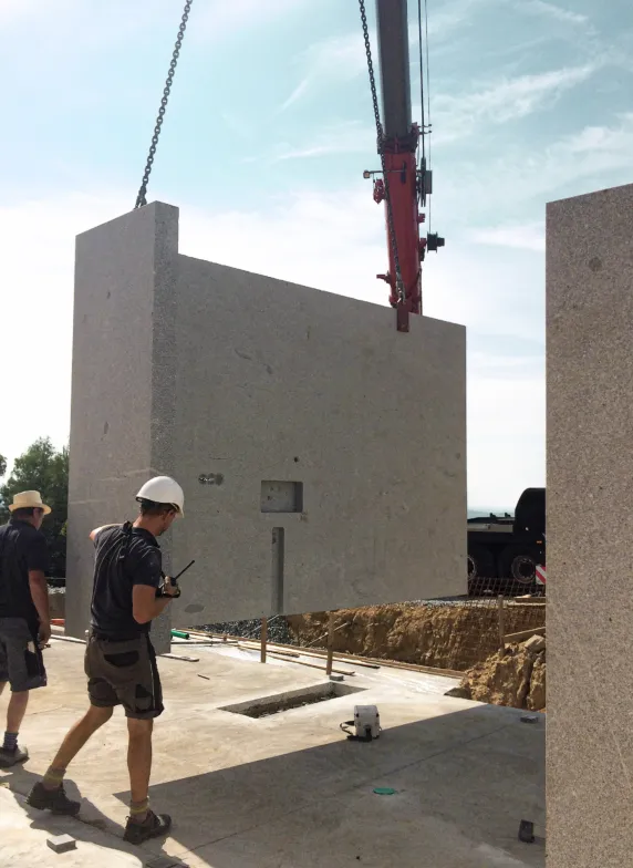 Montage einer massiven Granitwand in einem Wohnbau