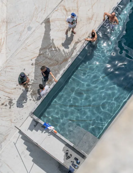 Ein Pool im Steinbruch mit Blick von oben