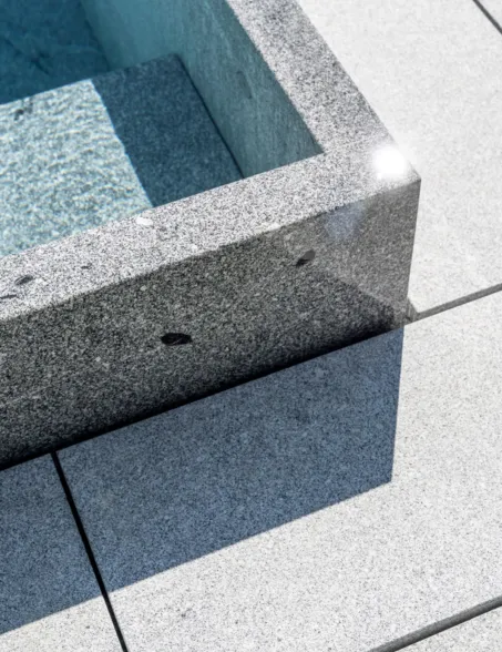 Natursteinpool aus massiven Granit