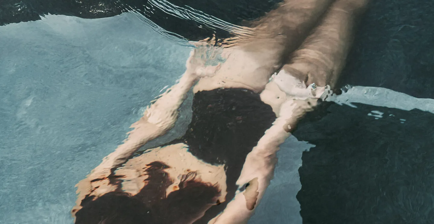 Schöne Frau taucht in einem Pool