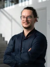 Businessportrait in a dark blue shirt