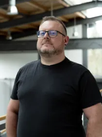 Businessportrait of a man in a black shirt