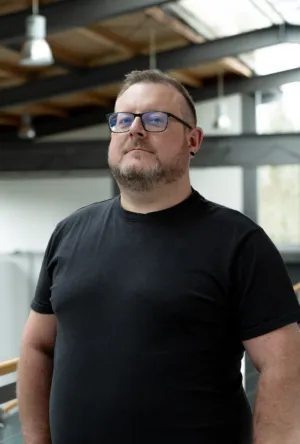 Businessportrait of a man in a black shirt