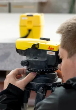 Arbeit mit Lasermesser