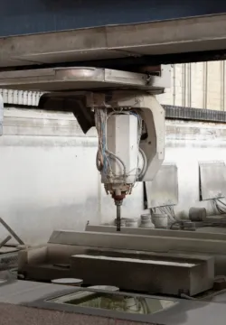 CNC Fräse die ein Granitelement fräst