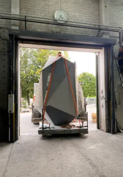 Auslierung eines großen Kunstwerk aus Granit