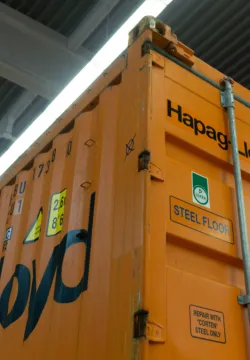 Schiffskontainer in einer Werkshalle