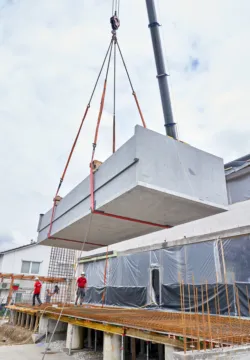 Kraneinhub eines Fertigteilpools aus massiven Granit