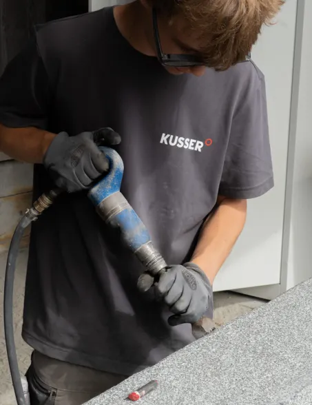 Lehrling übt an einem Werksstück