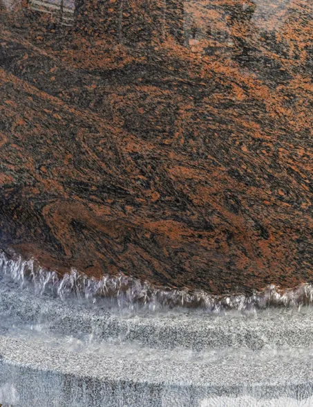 Detailaufnahme des Wasserfilms einer schwimmenden Kugel