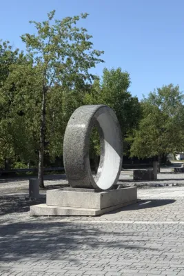 Ein Ring aus Stein der sich auf einer Brunnenanlage dreht