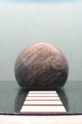 Schwimmende Kugel aus rotem Granit