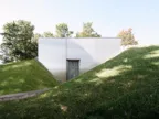 Konzertsaal eingebettet in die Topographie