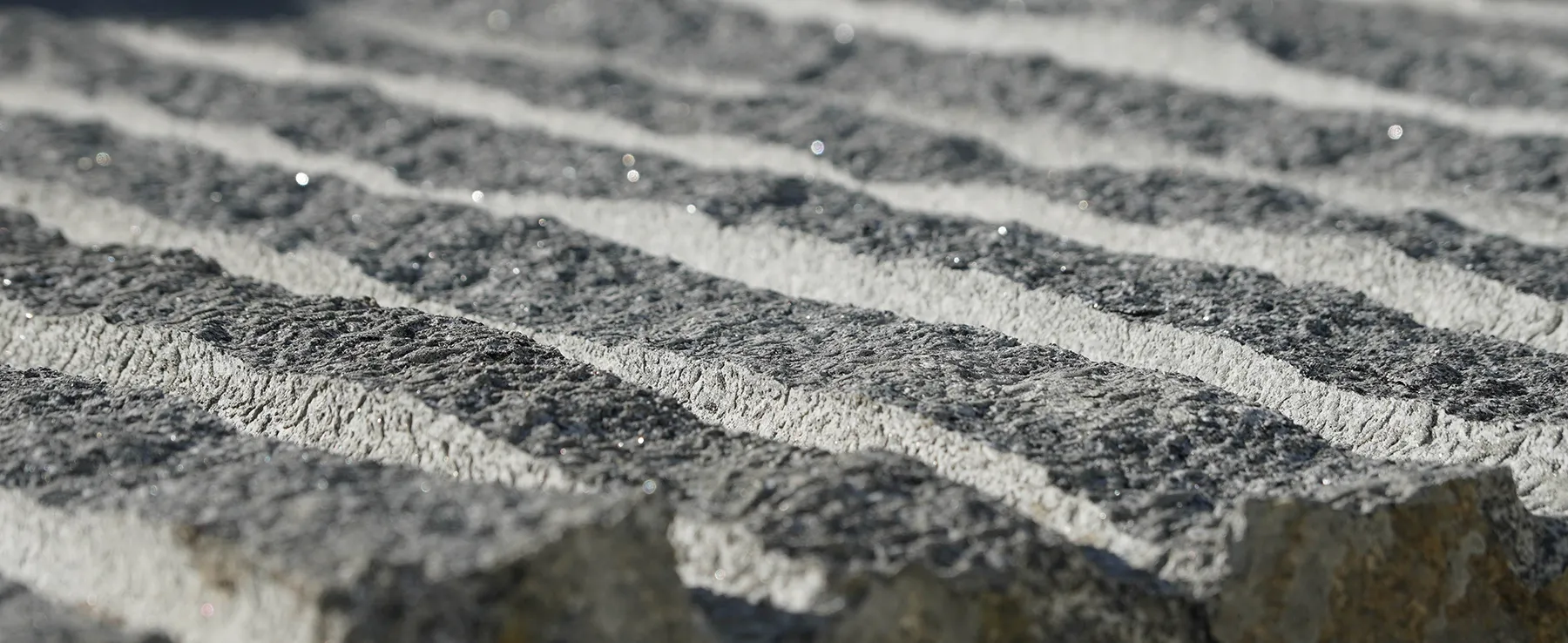 Rohblock mit Bohrlöchern und Spaltstruktur