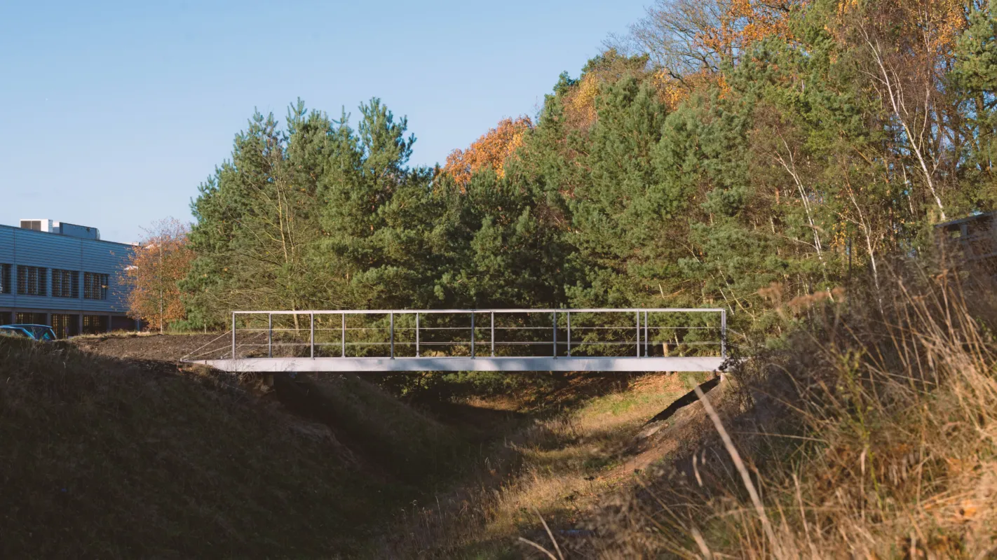 Vorgespannte Granitbrücke mit Herbststimmung